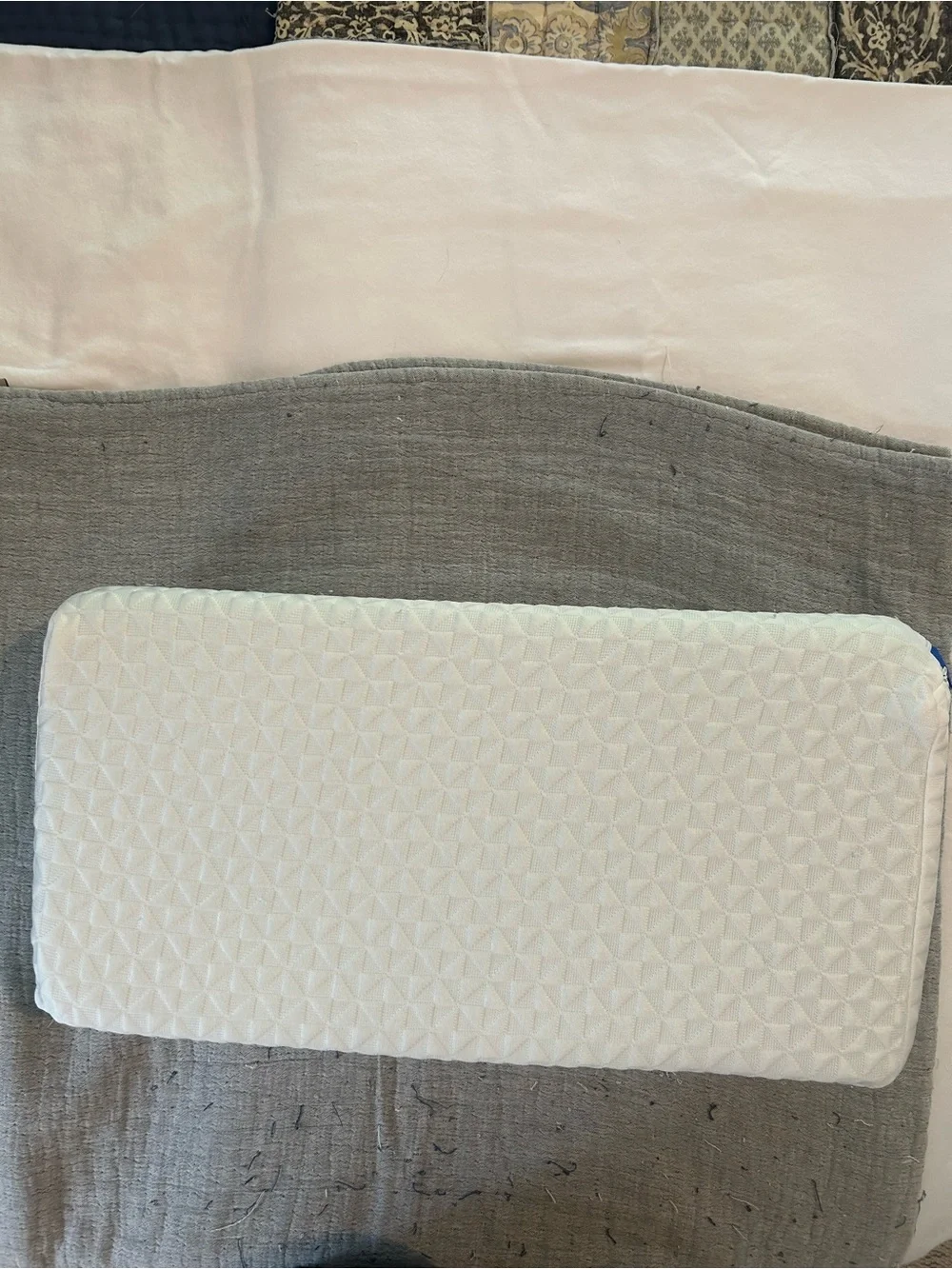 Coldhunier, White Quilted ergonomic pillow